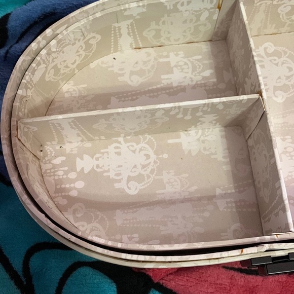 Fancy girly organizer caboodle with shoes on it - Picture 7 of 7